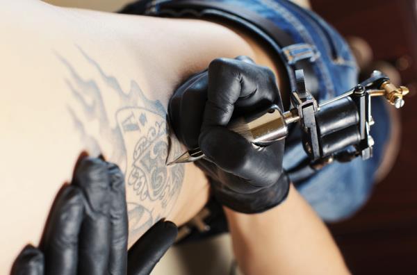  Tatuador, Tatuar